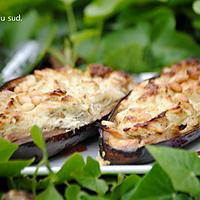 recette Aubergines farcies à la ricotta , pesto et pignons .