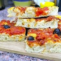 recette GROSSE FOUGASSE AUX TOMATES FRAÎCHES- FROMAGE ROUGE ET OLIVES NOIRES