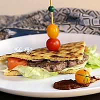 recette KESRA-BURGERS AUX STEAKS HACHES- TOMATES CERISES ET LAITUE