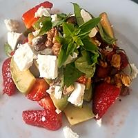 recette Tartare de fraises & avocat au basilic ,féta et noix croquantes