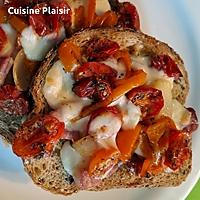 recette Tartines à la scamorza, lardons, tomates cerises & poivron jaune