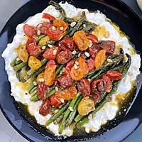 recette Asperges et tomates rôties aux pignons et burrata
