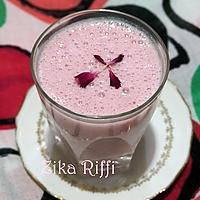 recette MILK-SHAKE AUX PÉTALES D'ŒILLETS- FRAISES ET LAIT ENTIER AU MIEL D'ACACIA