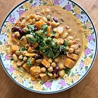 recette SOUPE-REPAS AUX HARICOTS ET PATATES DOUCES AU CARI À LA MIJOTEUSE