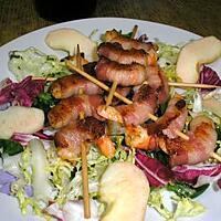 recette brochette de crevettes sur lit de salades colorées