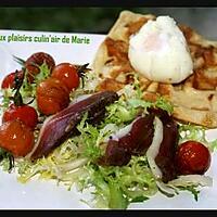 recette SALADE DE MAGRET, OEUF POCHE SUR GAUFRE SALÉE AU CONFIT D'OIGNONS ET TOMATES ROTIES