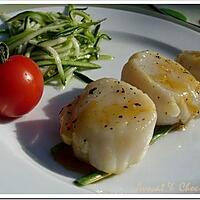 recette ** Noix de Saint jacques poêlées au caramel d' agrumes et petit tartare de courgette **