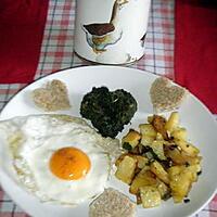 recette "OEUF AU PLAT"avec pommes de terre dorées a la graisse d'oie, accompagné dun coeur d'épinard