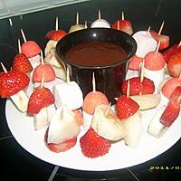 recette brochettes de bonbons et fruits, sauce pralinoise