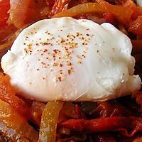 recette OEUF POCHE SUR PIPERADE COLOREE