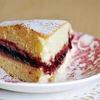 recette Gâteau léger et moelleux, garni de confiture de framboise