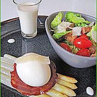 recette Asperges poêlées, oeuf mollet sur pancetta grillée, sauce et salade parmesan