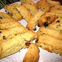 recette CRAQUANTS AUX AMENDES ET AUX RAISINS SECS