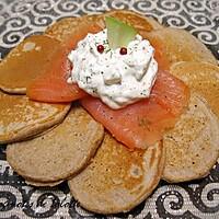 recette Blinis à la châtaigne, saumon fumé et sa mousse de cream cheese aux pommes et baies roses