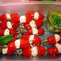 recette BROCHETTES DE TOMATES MOZZARELLA ET PESTO AUX AMENDES