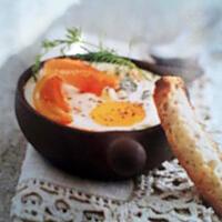 recette Oeufs cocotte truite fumée et fourme d'Ambert