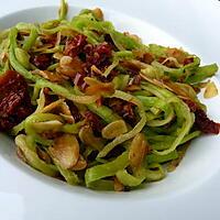 recette Spaghettis de courgettes aux tomates séchées et amandes