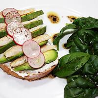 recette Tartine truite/avocat et sa salade d'épinards