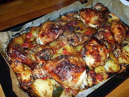 Recette de Poulet au four.... sur son lit de pommes de terre ...tomates ...