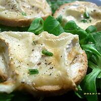 recette toasts de camembert au cognac sur son lit de mâche