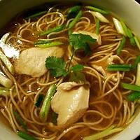 recette Soupe de poulet, nouilles chinoises, ciboule, gingembre & coriandre