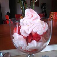 recette FRAISES A LA CHANTILLY ET AUX ECLATS DE MERINGUES