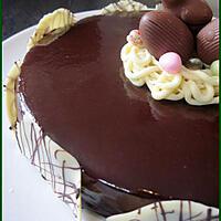 recette Entremet miroir au chocolat "nid de pâques" : biscuit aux amandes, croquant au chocolat et mousse au chocolat