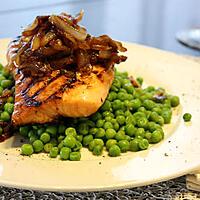 recette Pavé de coeur de saumon Teriaky, petit-pois au beurre aux herbes, oignons caramélisés à la bière