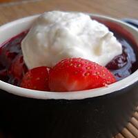 recette Soupe de fraises et framboises au vinaigre de tomates, crème fouettée aux amandes