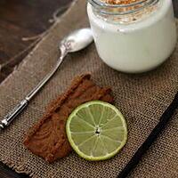 recette Yaourts au lait de chèvre, vanille, citron vert et miettes de Spéculoos