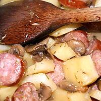 recette Pommes de terre aux saucisses fumées, champignons et romarin