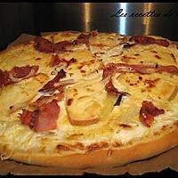 recette Pizza à la raclette, jambon fumé et oignons