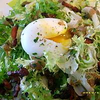 recette frisée aux petits lardons grillés et oeuf mollet